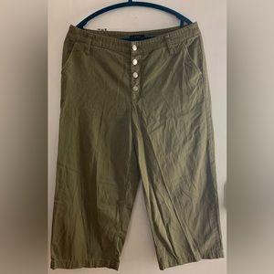 Green wide leg cropped khaki pants. Woman’s size 10.